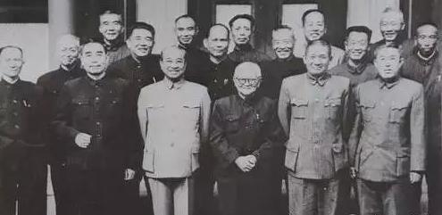 图:1960年10月,周恩来与旧日黄埔军校的同事、同学在颐和园合影。